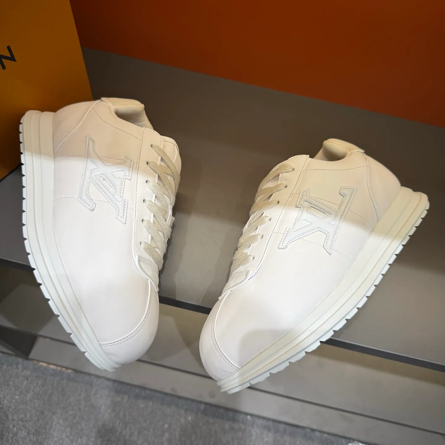 P540 Size 38-45 LV 🫏The colorful interpretation of BUTTERSOFT sneakers combines sheepskin, The colorful interpretation of LV BUTTERSOFT sneakers combines sheepskin and calfskin, bringing a super soft feel. Designed by Pharrell Williams, this '60s-inspired shoe features a padded upper that's been crafted by Louis Vuitton craftsmen to further enhance the comfort of the leather. In addition to the LV initials, it features multiple signatures, including natural leather trim and an embossed pattern of Pharrell Williams and lobster on the side, referencing the Fall/Winter 2025 men’s show. A must-have artifact for fashionistas✅